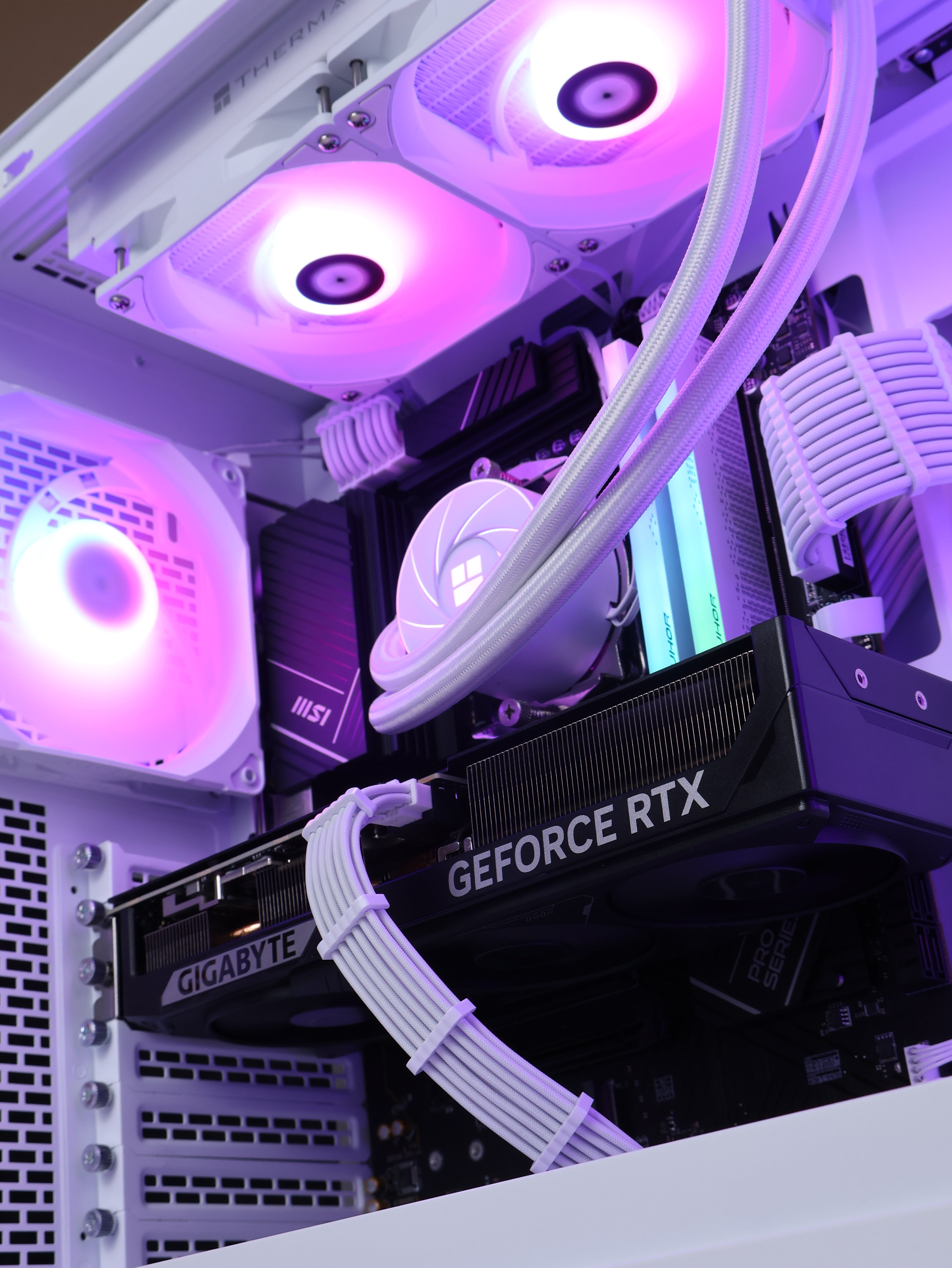 Throne (Ryzen 7 9800X3D/RTX 5080 16GB)