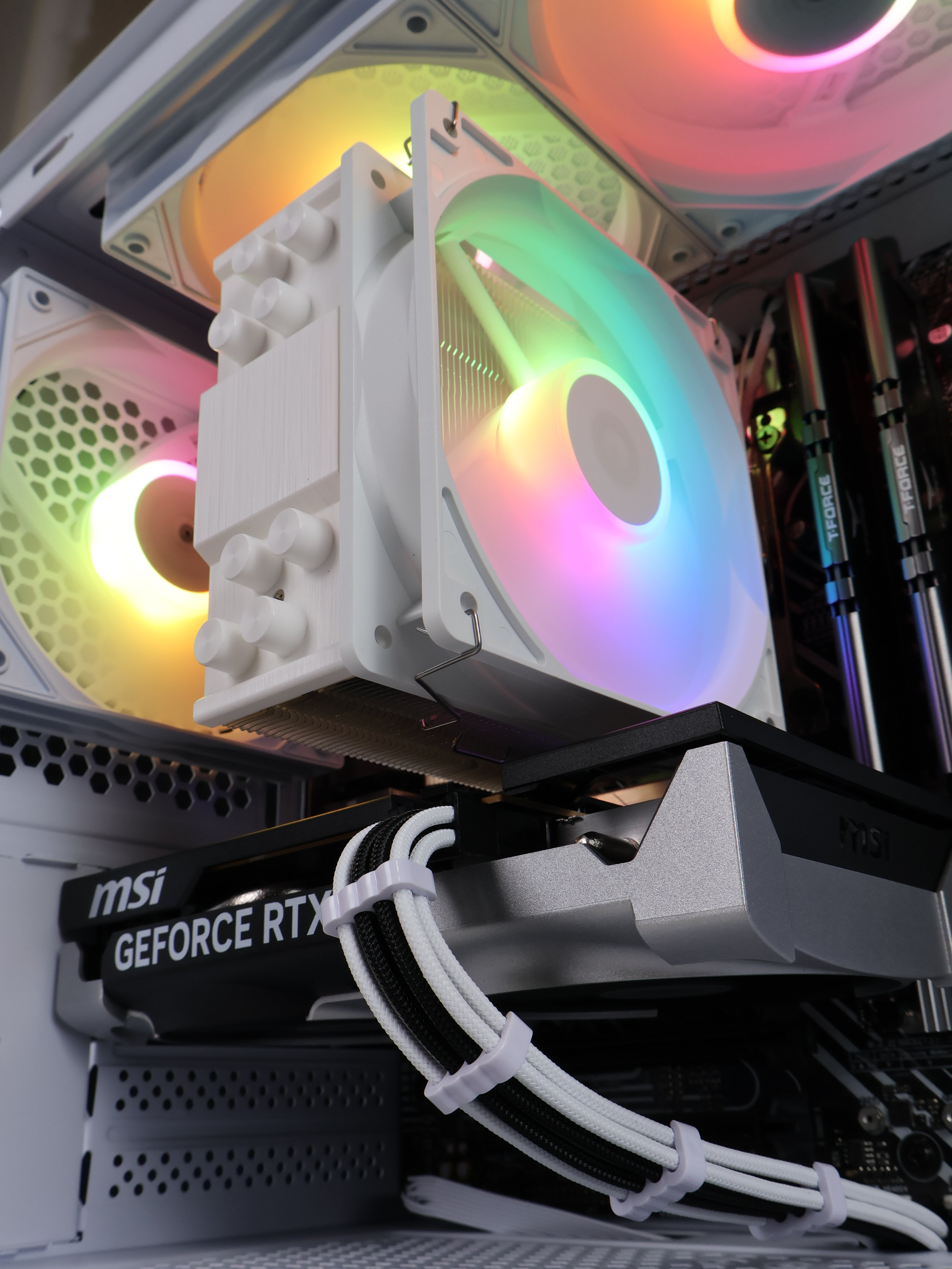 Torch Glass (AMD Ryzen 5 7600X/RTX 5060)