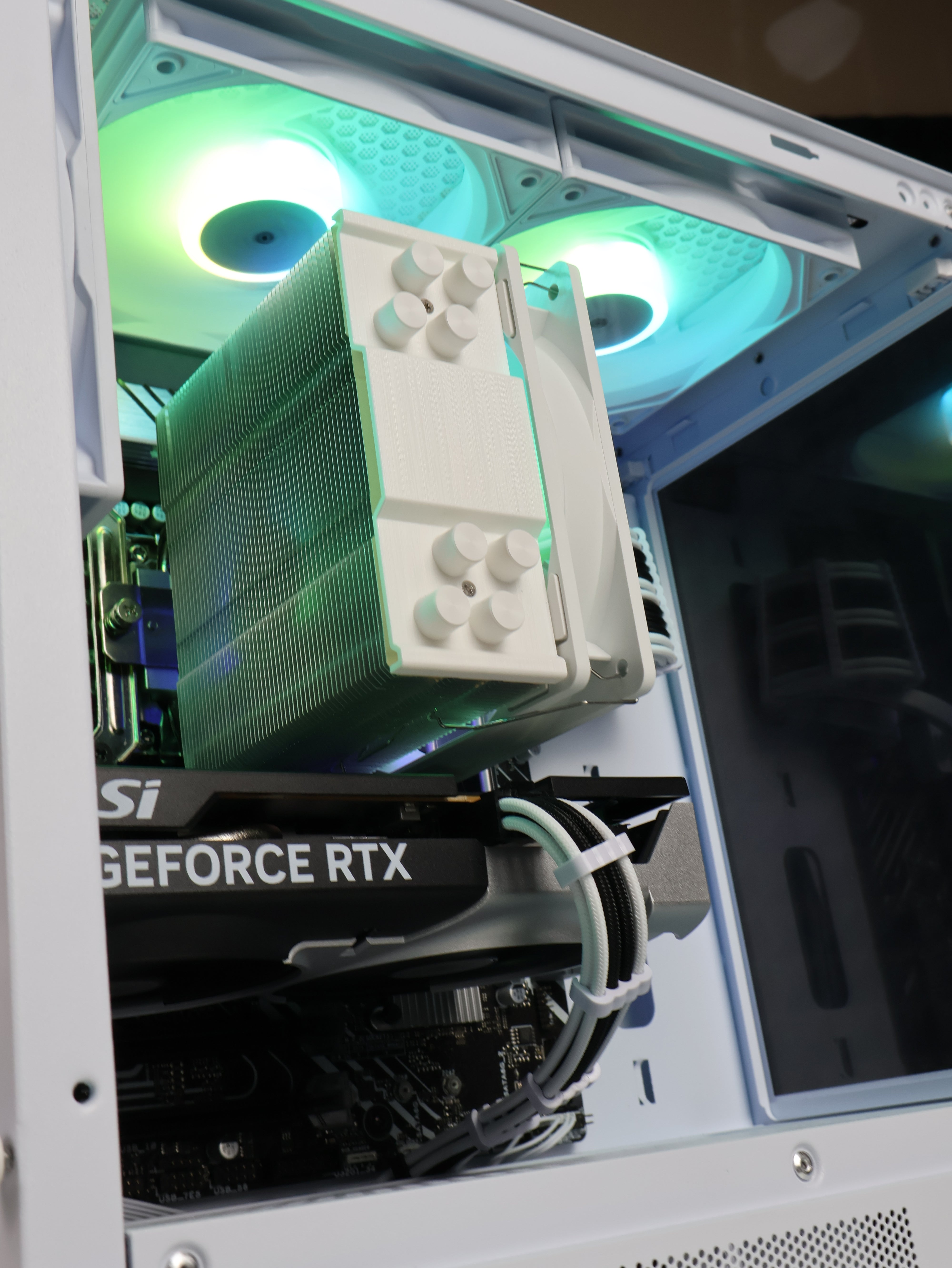 Torch Glass (Intel i5 12600K/RTX 5060)