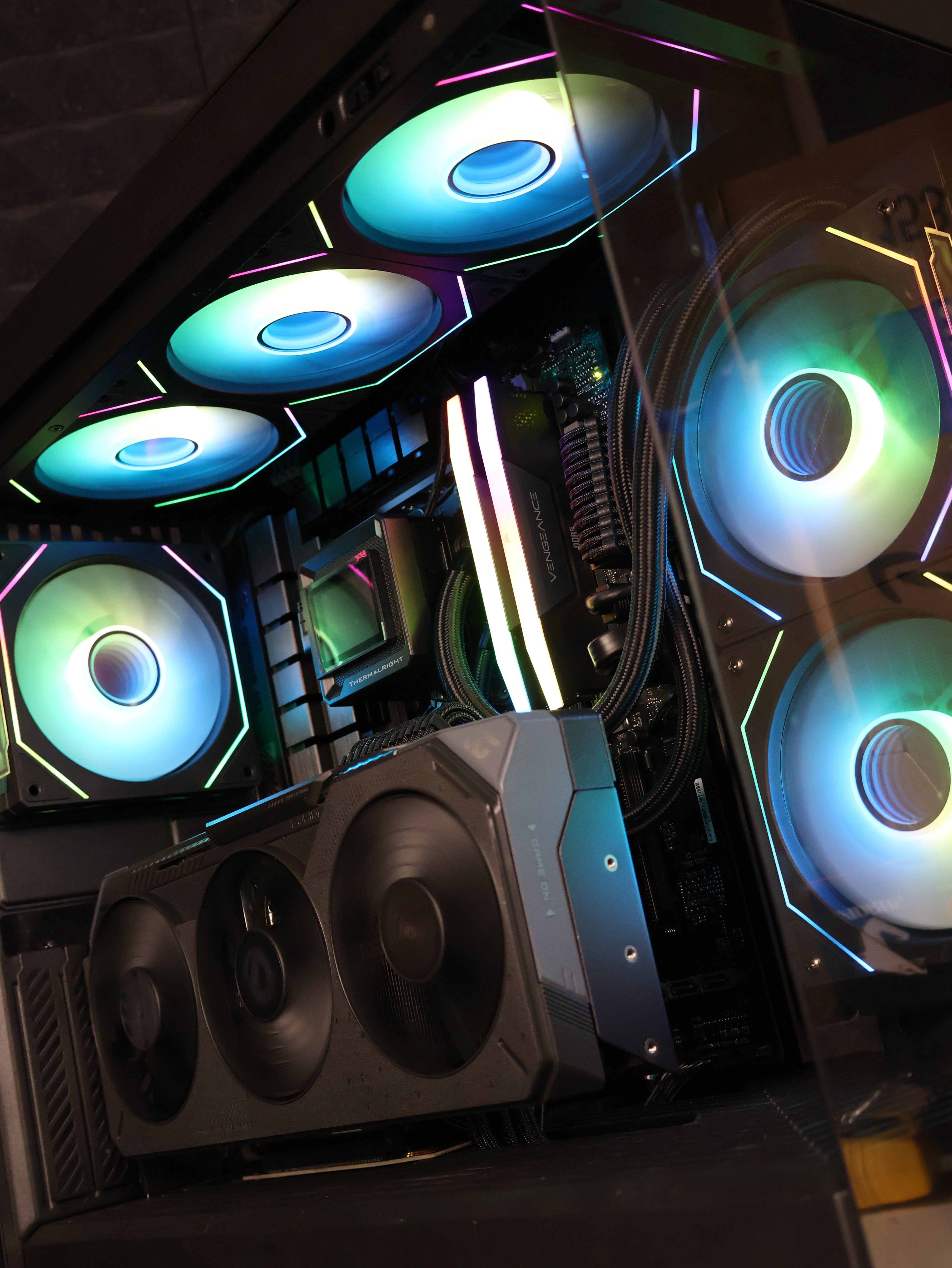 Throne (Ryzen 7 9800X3D/RTX 5080 16GB)