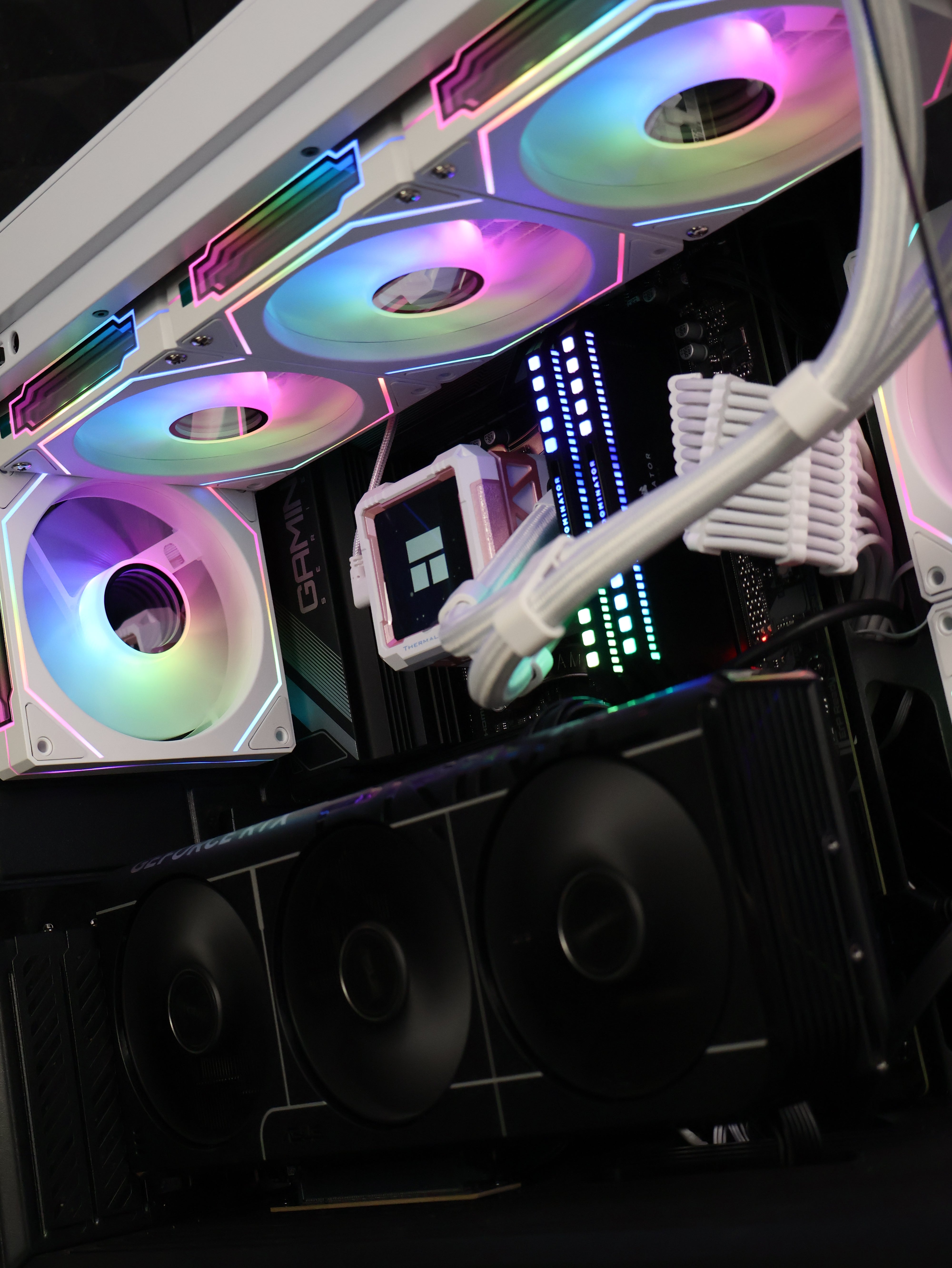 Throne (Ryzen 7 9800X3D/RTX 5080 16GB)