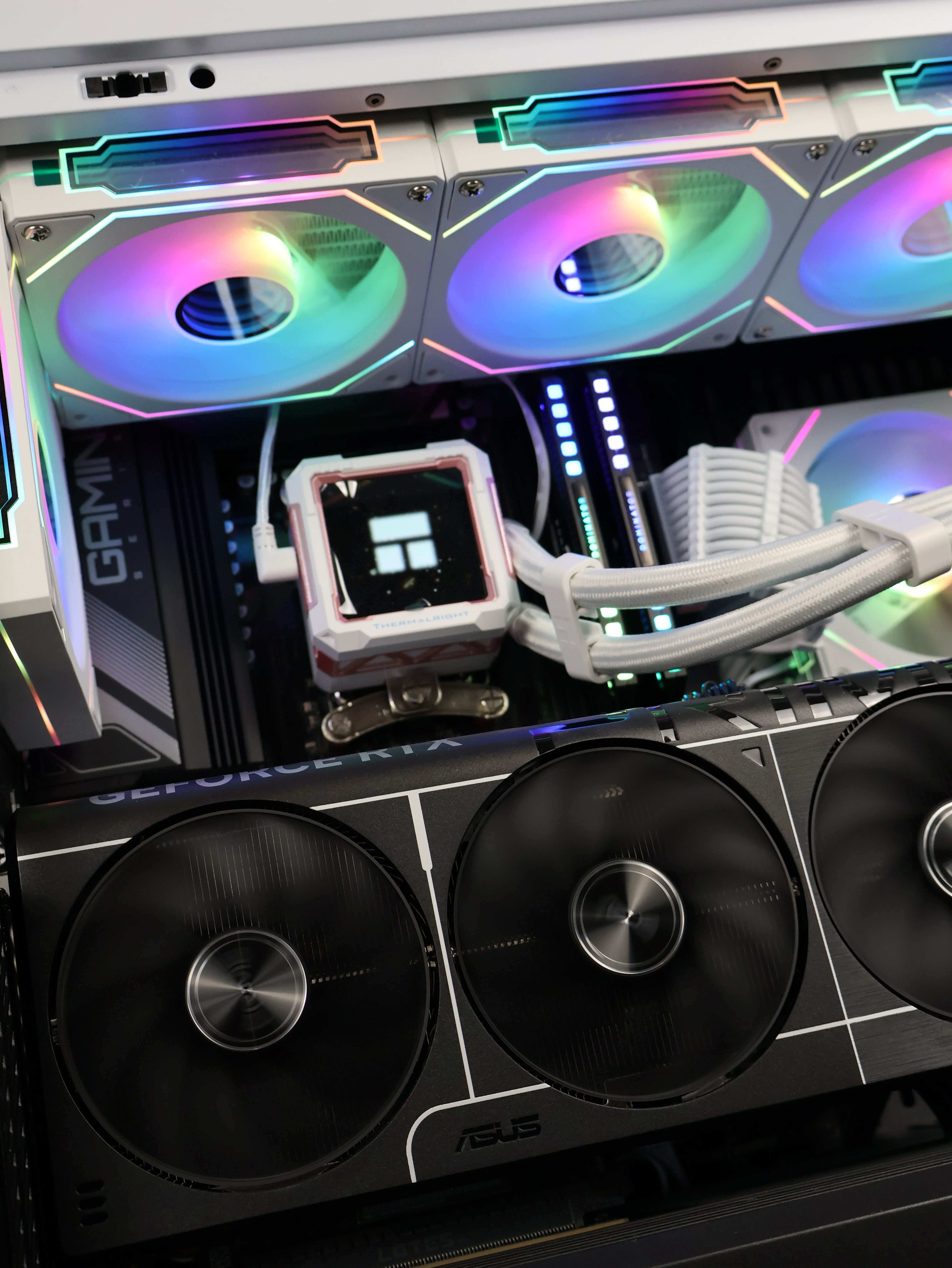 Throne (Ryzen 7 9800X3D/RTX 5080 16GB)