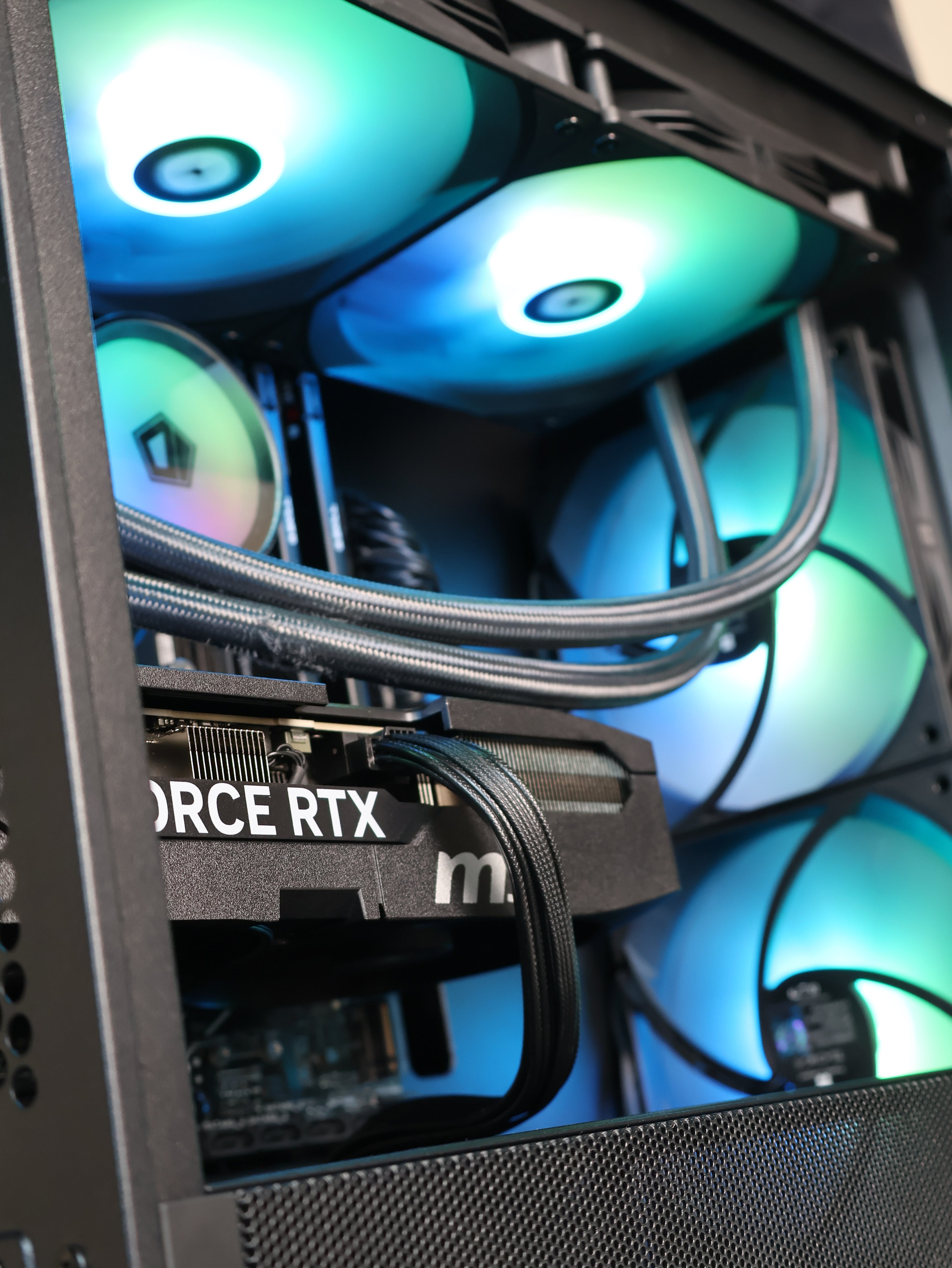 Twist | Ryzen 7 7700X/RTX 5070 12GB Gaming PC